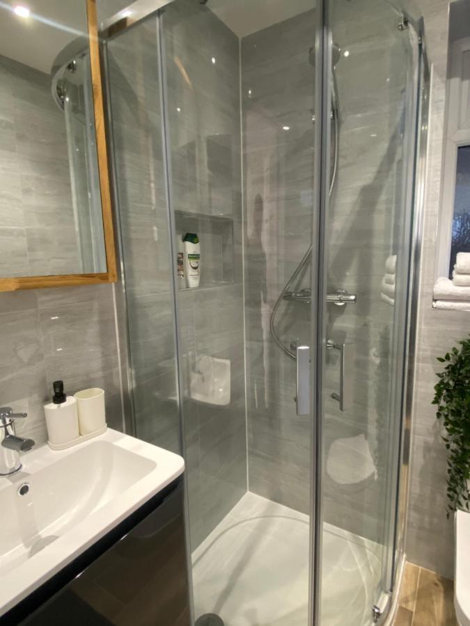 Lovely And Modern Studio Apartment. Borehamwood Buitenkant foto