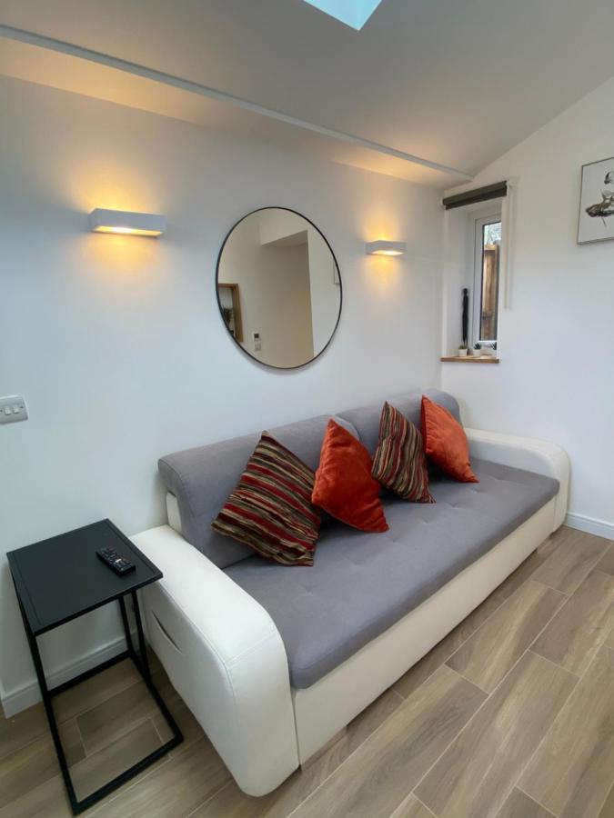 Lovely And Modern Studio Apartment. Borehamwood Buitenkant foto