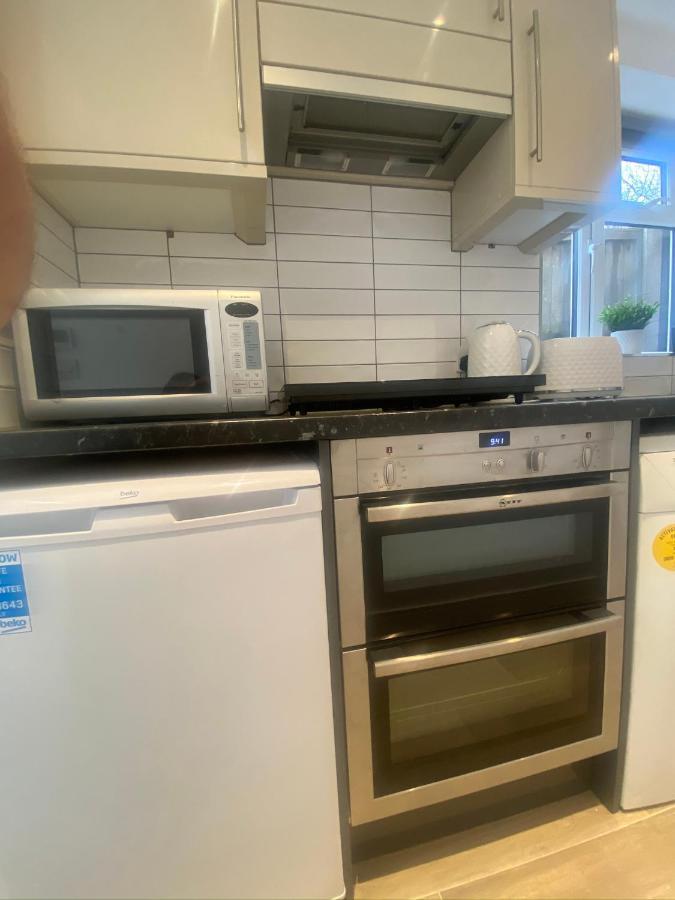 Lovely And Modern Studio Apartment. Borehamwood Buitenkant foto