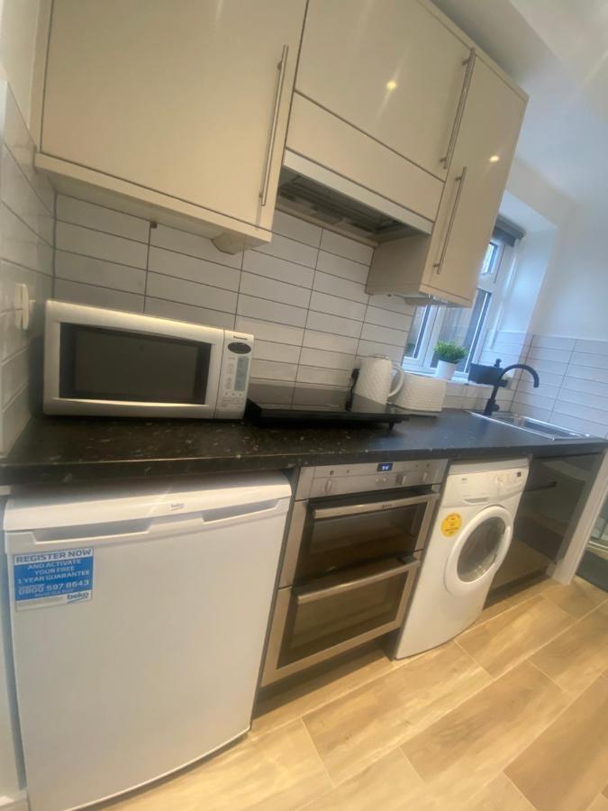 Lovely And Modern Studio Apartment. Borehamwood Buitenkant foto