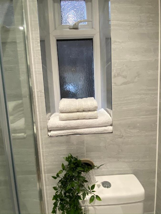 Lovely And Modern Studio Apartment. Borehamwood Buitenkant foto